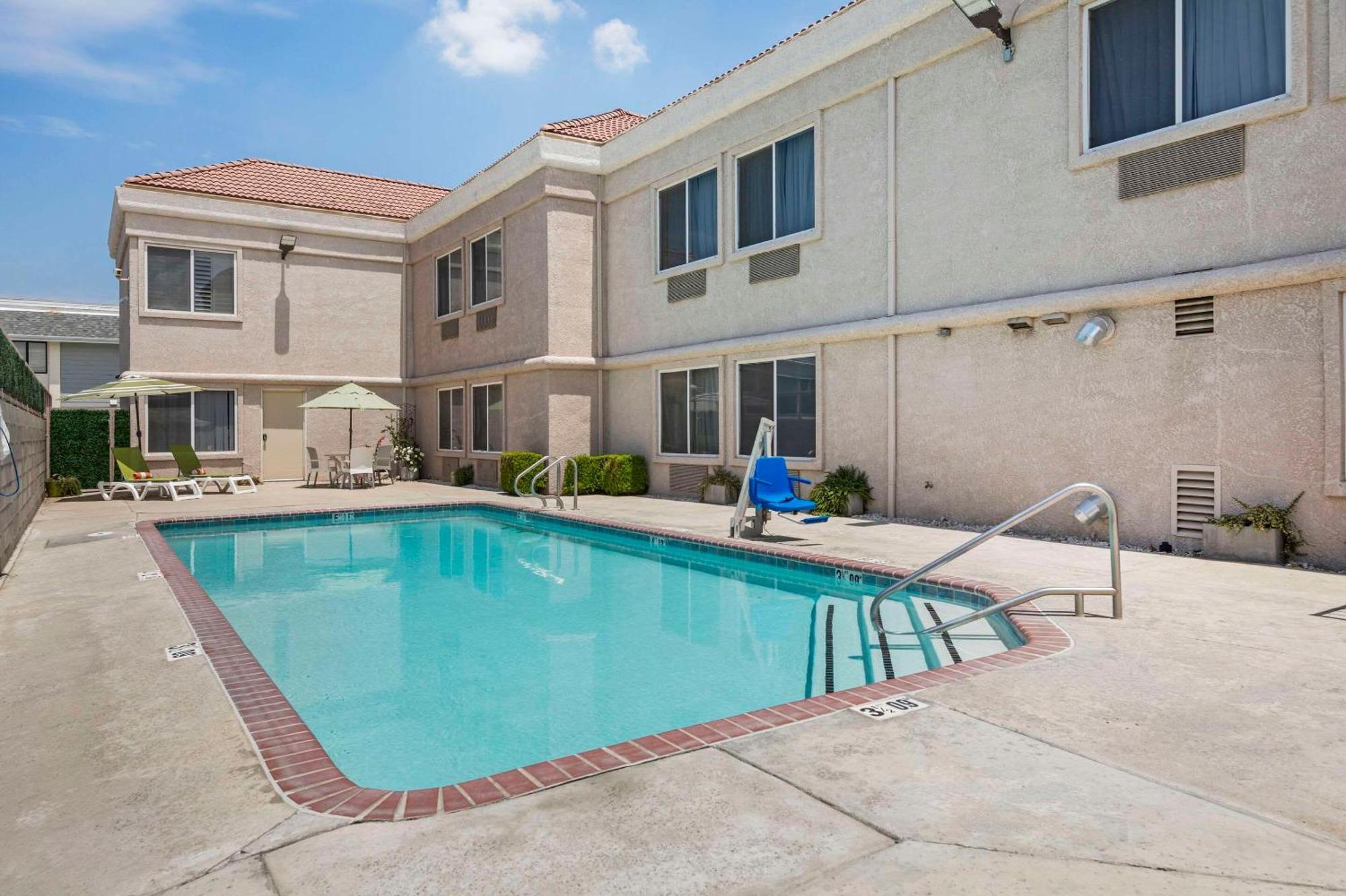 Comfort Suites Tulare Exterior photo